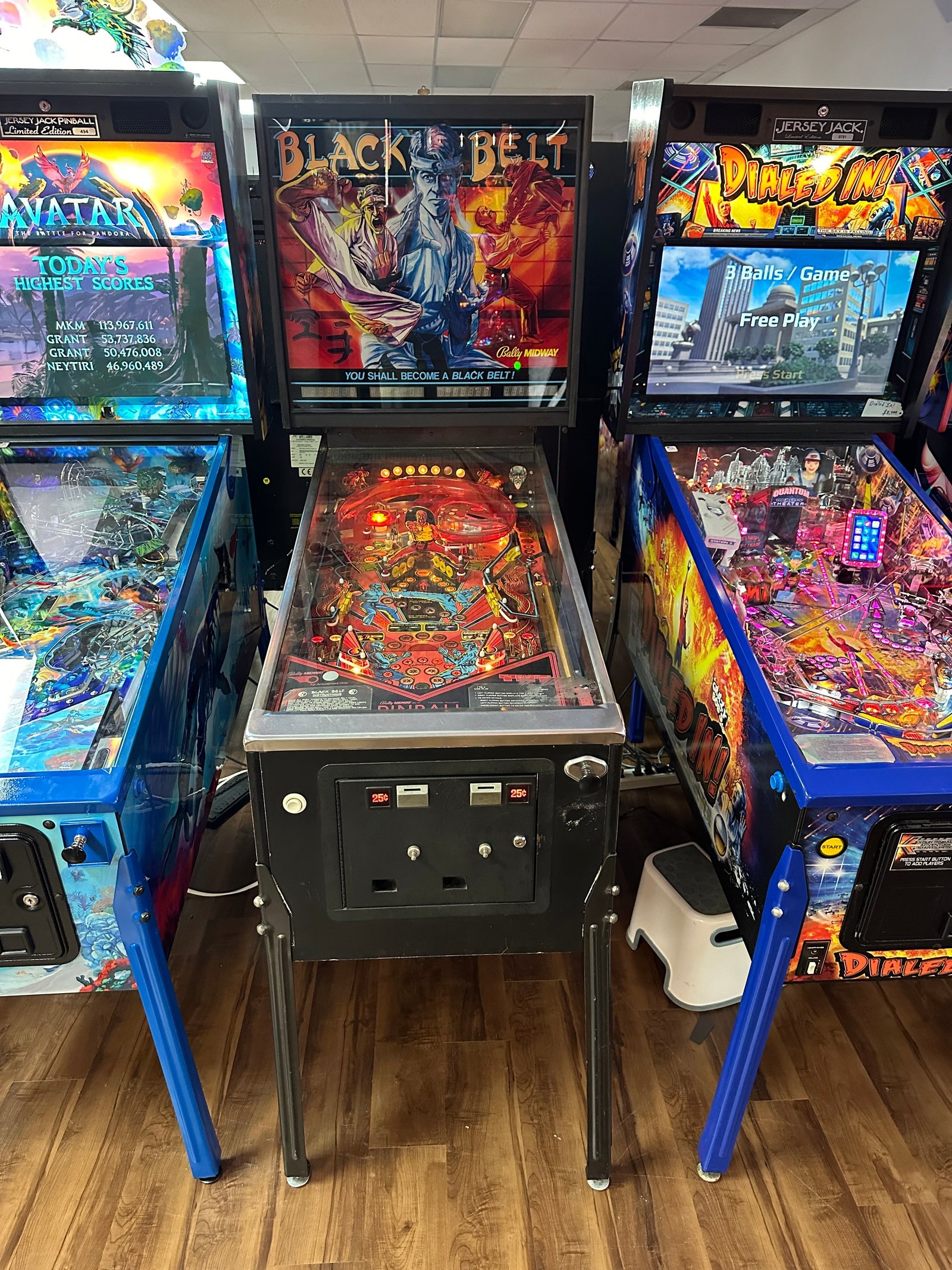 97C85FB1-326C-49B1-B1AA-5F76A33CF556 Bally Black Belt Pinball Machine - Image 1