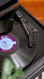 Discovery II Console Record Player - Black - Image 6
