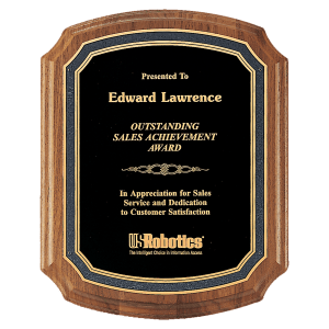 P3162-WalnutPlaqueBlkGldFlorentine American Walnut Plaque with Black/Gold Florentine Border Textured Black Plate - Image 1