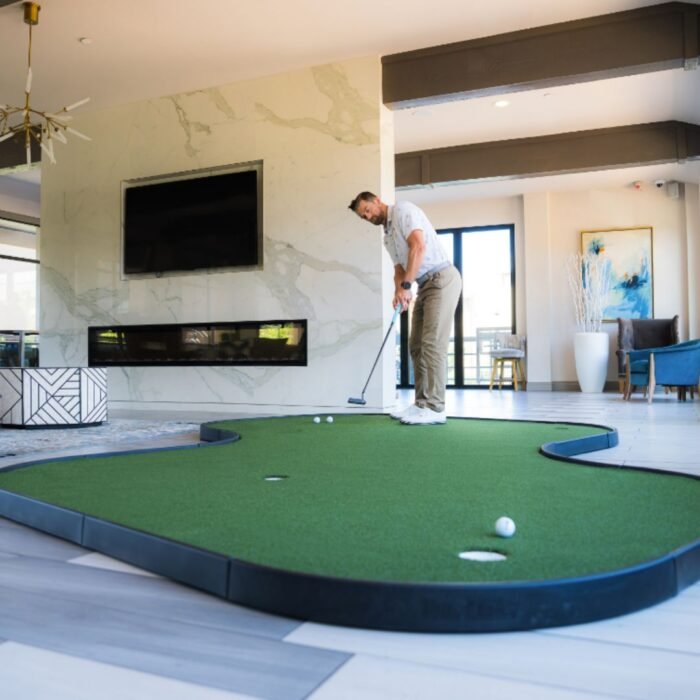 SIGPRO Double Break Putting Green - Image 2
