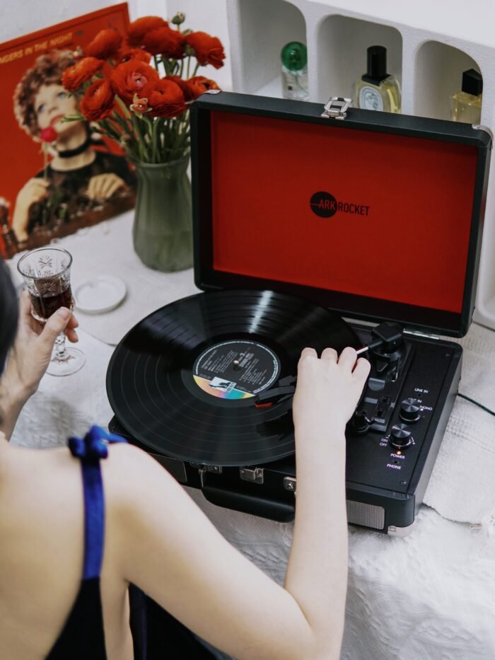 Curiosity III Suitcase Bluetooth Turntable - Black Red - Image 11